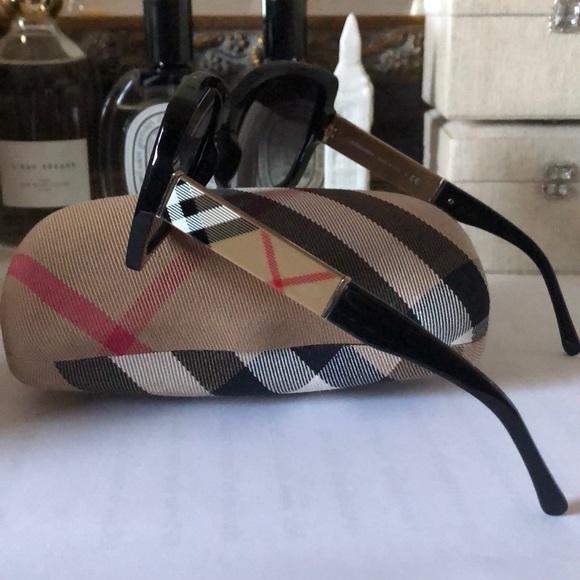 Authentic Burberry sunglasses! - Picture 3 of 5